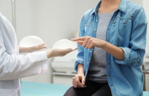 تكبير الصدر باستخدام السيليكون